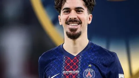 克萊重返大通中心心情舒畅 多少船长帽情意满怀